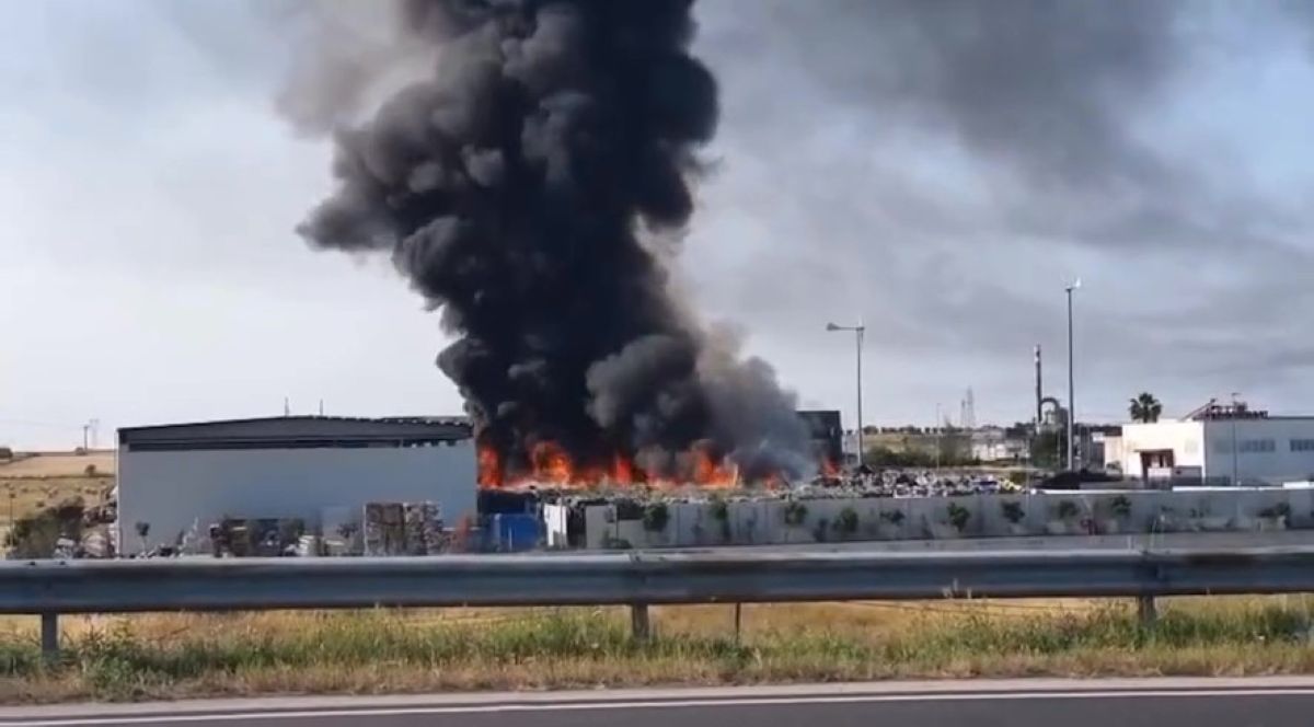 Incendio in un impianto di trattamento rifiuti a Mottola, il sindaco: «Tenete chiuse le finestre»