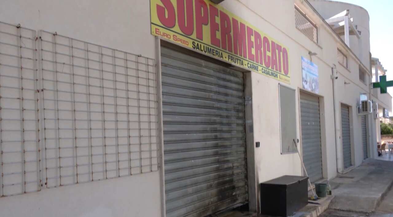 Sant’Isidoro, appicca il fuoco a un supermercato ma viene notato e fugge: indagini in corso Sant’Isidoro, appicca il fuoco a un supermercato ma viene notato e fugge: indagini in corso