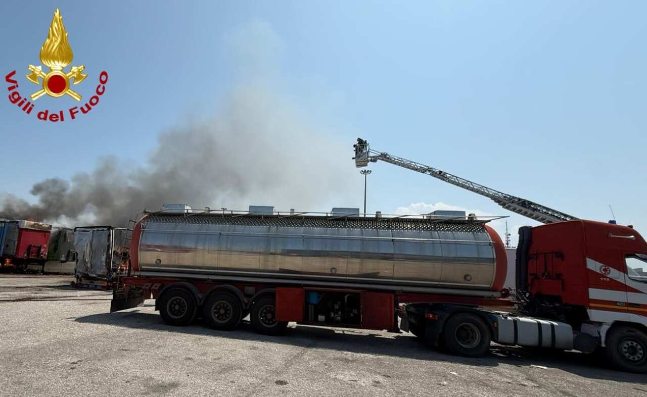 Galleria foto 'Bari, tir in fiamme all’ingresso del porto: fumo nero visibile in più punti della città. Intervengono i vigili del fuoco – FOTO' - foto 1