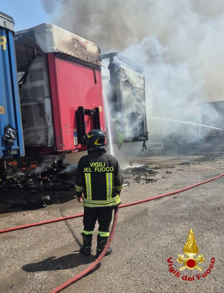 Galleria foto 'Bari, tir in fiamme all’ingresso del porto: fumo nero visibile in più punti della città. Intervengono i vigili del fuoco – FOTO' - foto 2