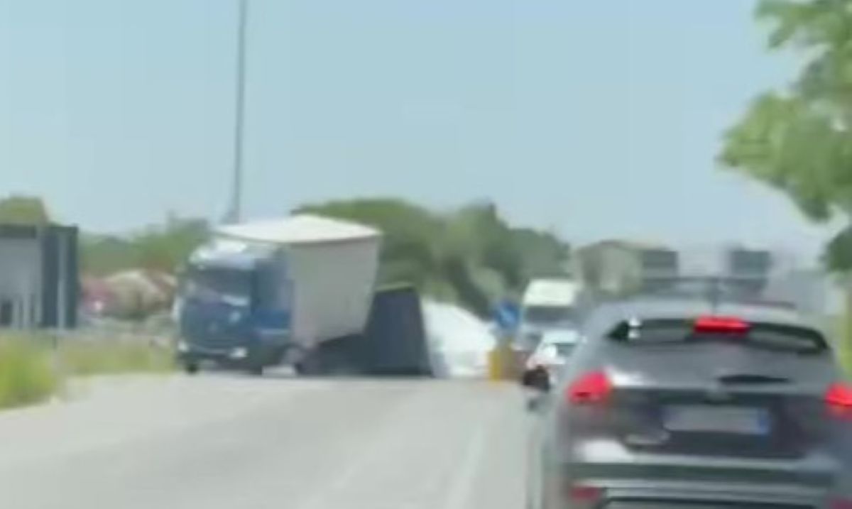 Bari, si ribalta il rimorchio di un camion e perde il carico: traffico in tilt sulla strada statale 96 Bari, si ribalta il rimorchio di un camion e perde il carico: traffico in tilt sulla strada statale 96
