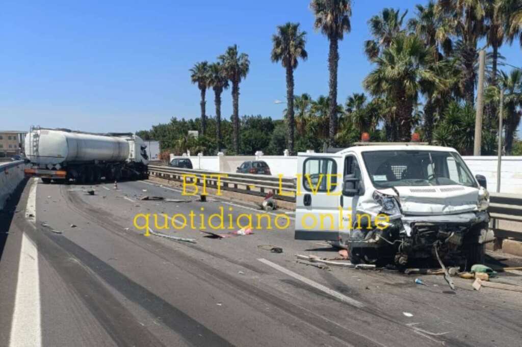 Galleria foto 'Grave incidente sulla Ss 16, tir investe furgone Anas all’altezza di Fasano: un ferito. Statale bloccata' - foto 1