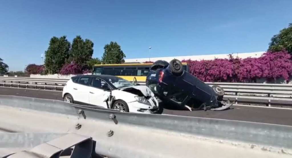 Galleria foto 'Barletta, cinque feriti in un incidente sulla statale 170: coinvolte due auto e un camion' - foto 1