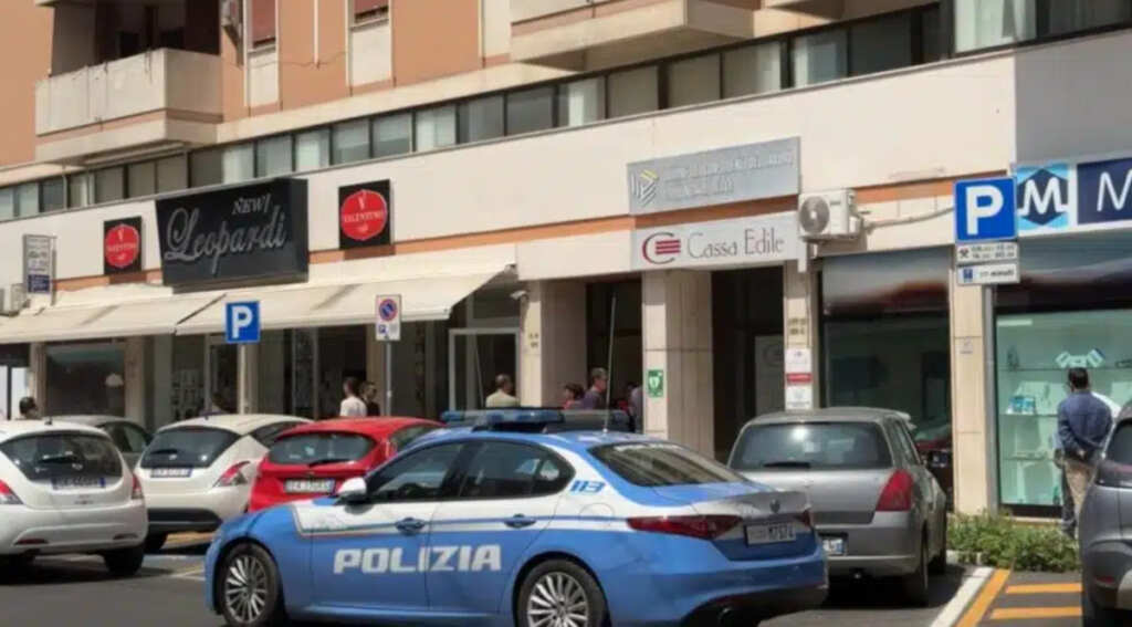 Galleria foto 'Lecce, precipita da otto metri mentre pulisce i vetri di un palazzo: muore operaio 25enne' - foto 1