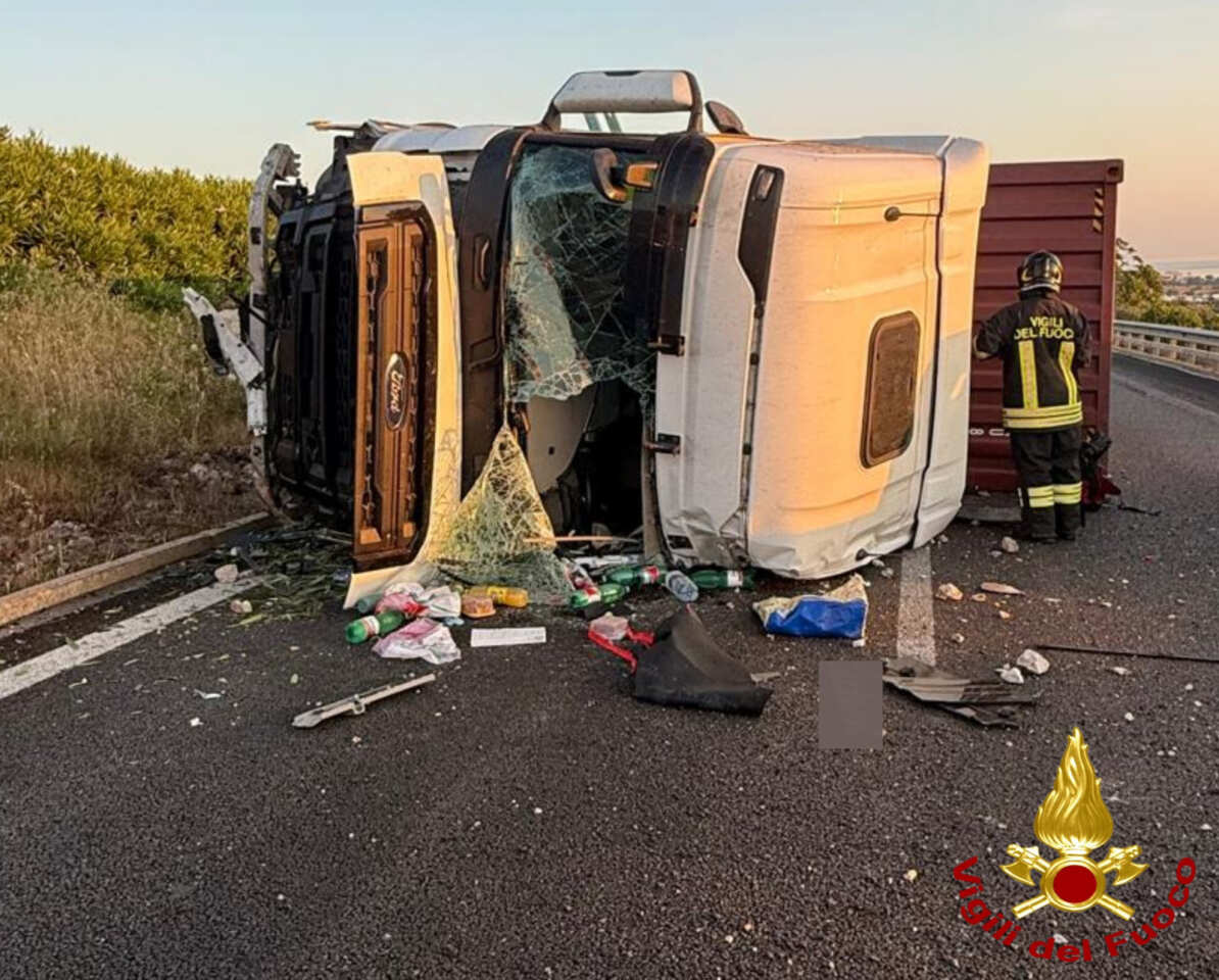 Galleria foto 'Polignano, tir si ribalta sulla statale 16: l’autista estratto dalle lamiere. Traffico in tilt' - foto 2
