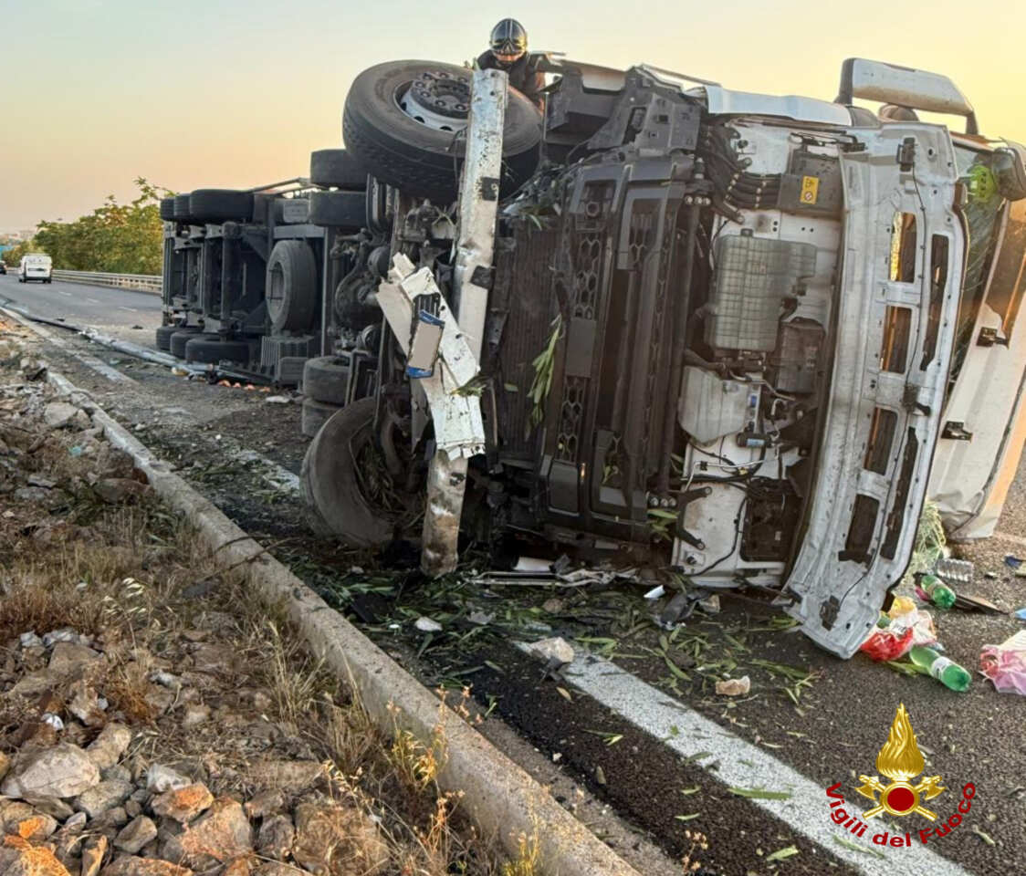 Galleria foto 'Polignano, tir si ribalta sulla statale 16: l’autista estratto dalle lamiere. Traffico in tilt' - foto 1