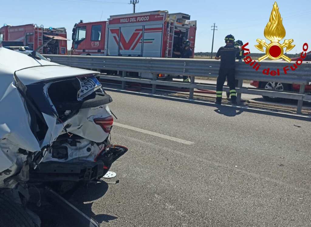 Vasto incendio blocca la Ss 101 in Salento: traffico in tilt e incidente a catena all’uscita per Copertino