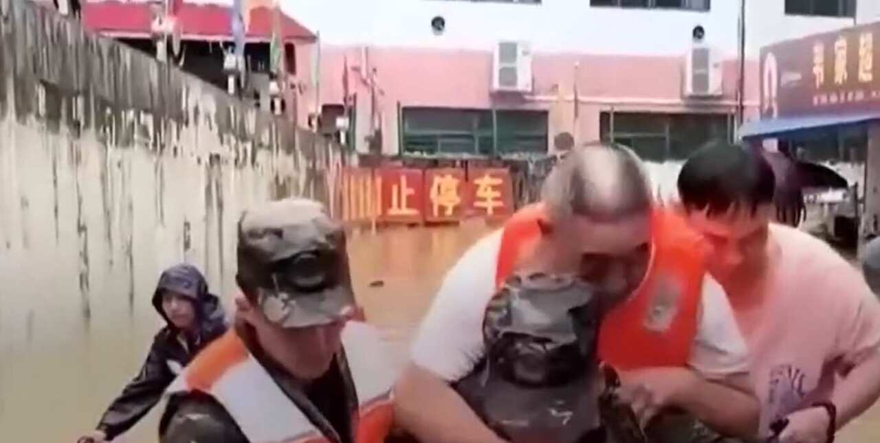 Galleria foto 'Cina, inondazioni devastano il Guizhou: 80mila evacuati, massima allerta per il maltempo' - foto 1