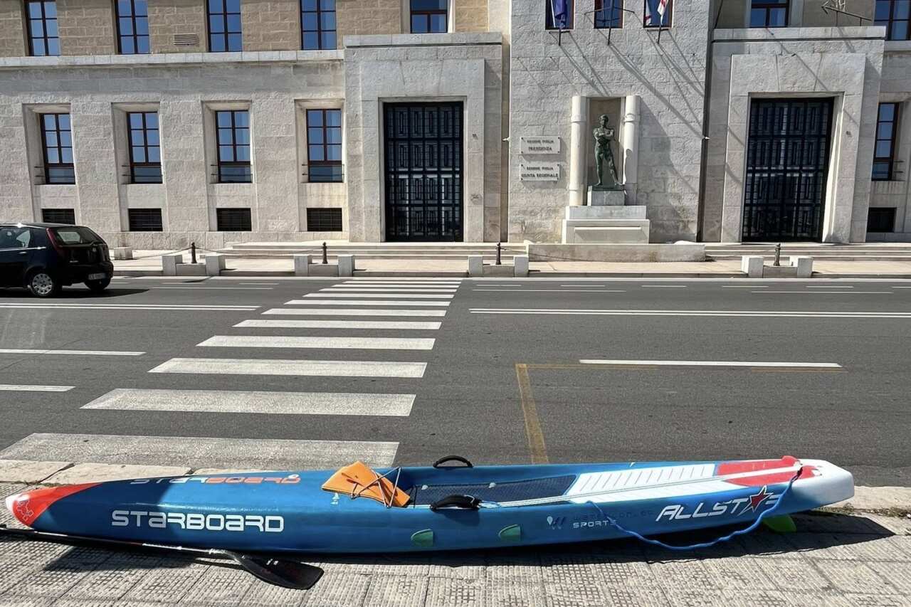 Bari, donna investita mentre attraversa sulle strisce pedonali: un uomo in Vespa la insulta e scappa Bari, donna investita mentre attraversa sulle strisce pedonali: un uomo in Vespa la insulta e scappa