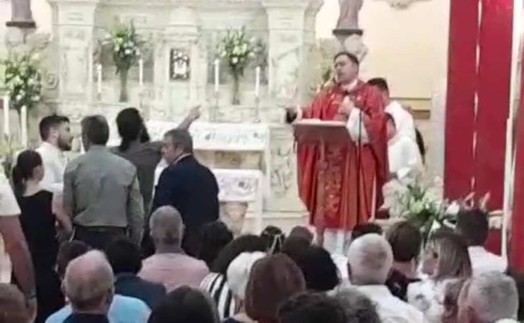 Galleria foto 'Miggiano, il “santone” Kadir irrompe in chiesa durante la prima comunione: disposto il Tso – VIDEO' - foto 1