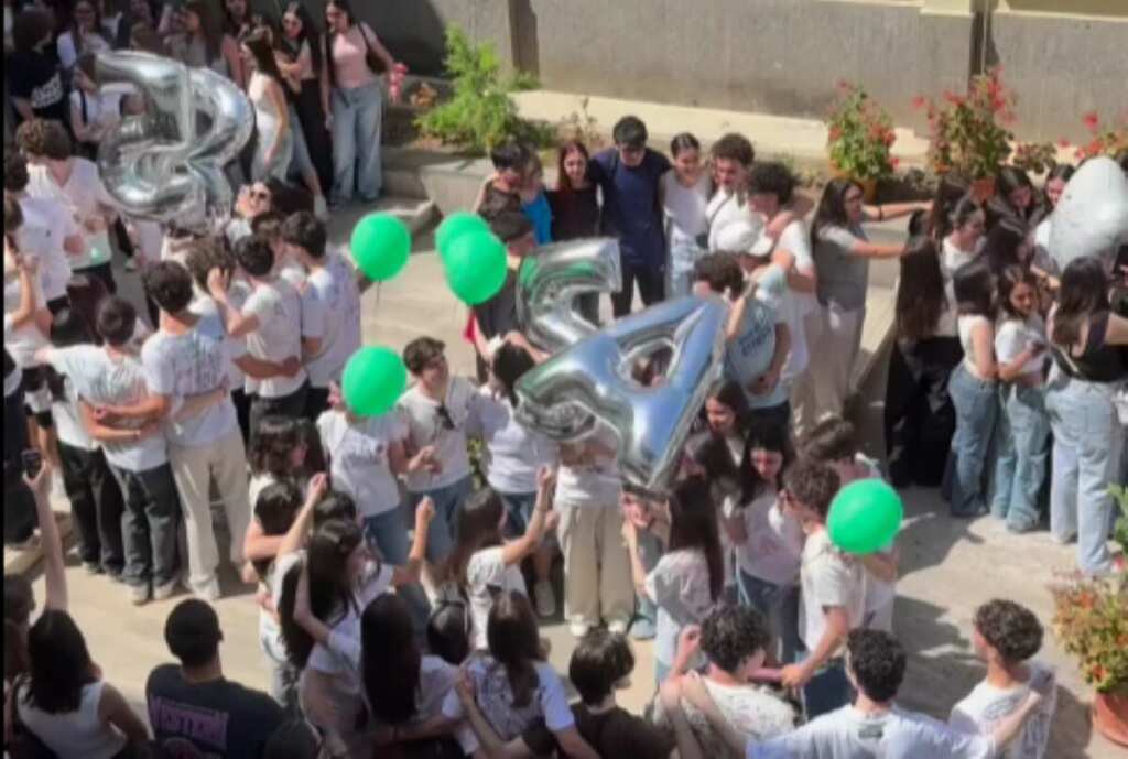 Galleria foto 'Canosa, i maturandi del Fermi ricordano Antonio e Domenico: i due 17enni morti in incidente stradale' - foto 1