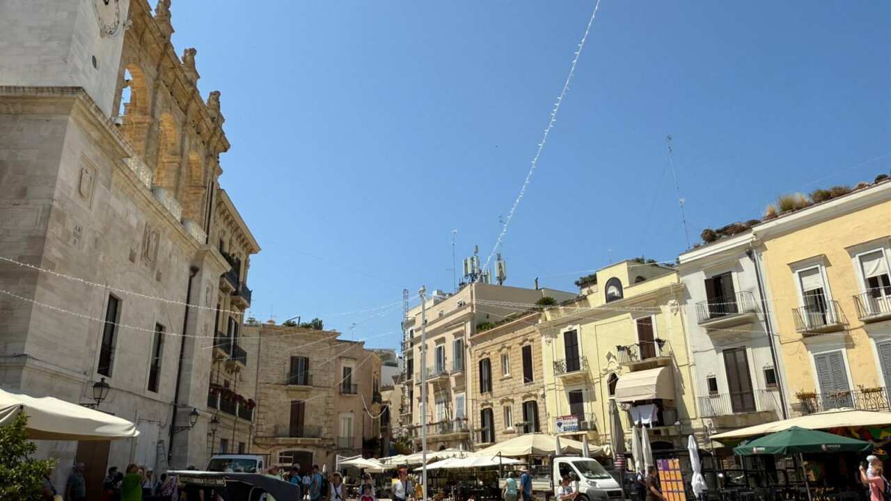 Bari Vecchia si fa bella per l’estate: via all’installazione delle luminarie in 18 punti di accesso al centro storico – FOTO Bari Vecchia si fa bella per l’estate: via all’installazione delle luminarie in 18 punti di accesso al centro storico – FOTO