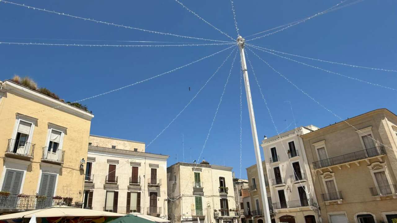 Bari Vecchia si fa bella per l’estate: via all’installazione delle luminarie in 18 punti di accesso al centro storico – FOTO Bari Vecchia si fa bella per l’estate: via all’installazione delle luminarie in 18 punti di accesso al centro storico – FOTO