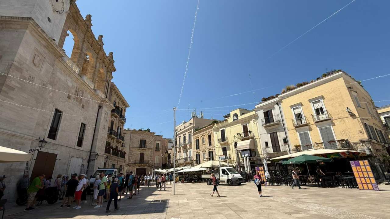 Bari Vecchia si fa bella per l’estate: via all’installazione delle luminarie in 18 punti di accesso al centro storico – FOTO Bari Vecchia si fa bella per l’estate: via all’installazione delle luminarie in 18 punti di accesso al centro storico – FOTO
