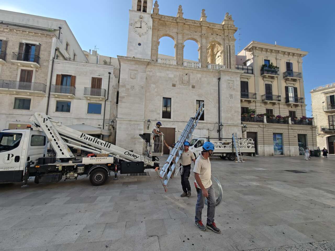 Bari Vecchia si fa bella per l’estate: via all’installazione delle luminarie in 18 punti di accesso al centro storico – FOTO Bari Vecchia si fa bella per l’estate: via all’installazione delle luminarie in 18 punti di accesso al centro storico – FOTO