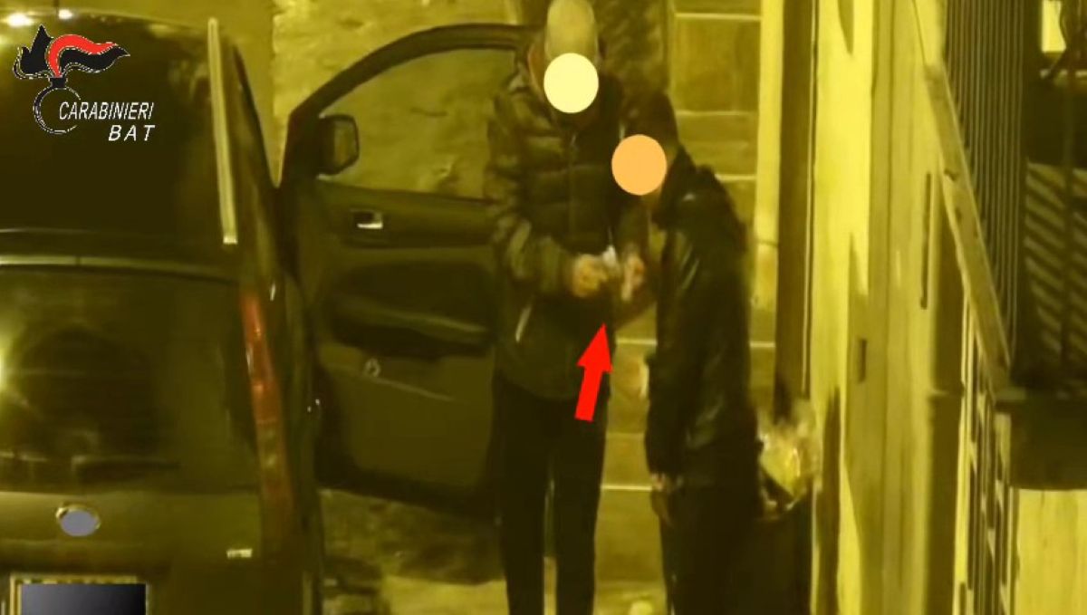 Galleria foto 'Mafia e droga, blitz dei carabinieri all’alba: 17 arresti a Canosa di Puglia. Le estorsioni anche ai giostrai – VIDEO' - foto 1
