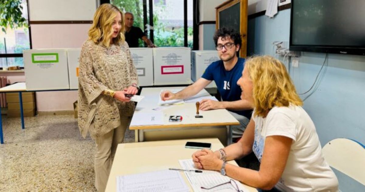 Referendum, gli italiani alle urne ma il quorum è lontano. Meloni va al seggio