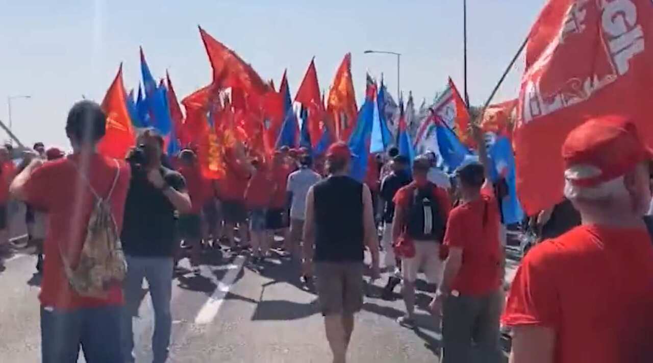 Galleria foto 'Bologna, metalmeccanici in protesta: in 10mila bloccano la tangenziale. Denunce dalla Questura' - foto 1