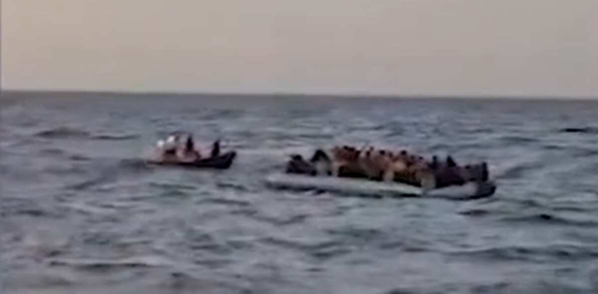 Migranti, Open Arms e Louise Michel salvano altre 109 persone partiti dalla Libia in gommone Migranti, Open Arms e Louise Michel salvano altre 109 persone partiti dalla Libia in gommone