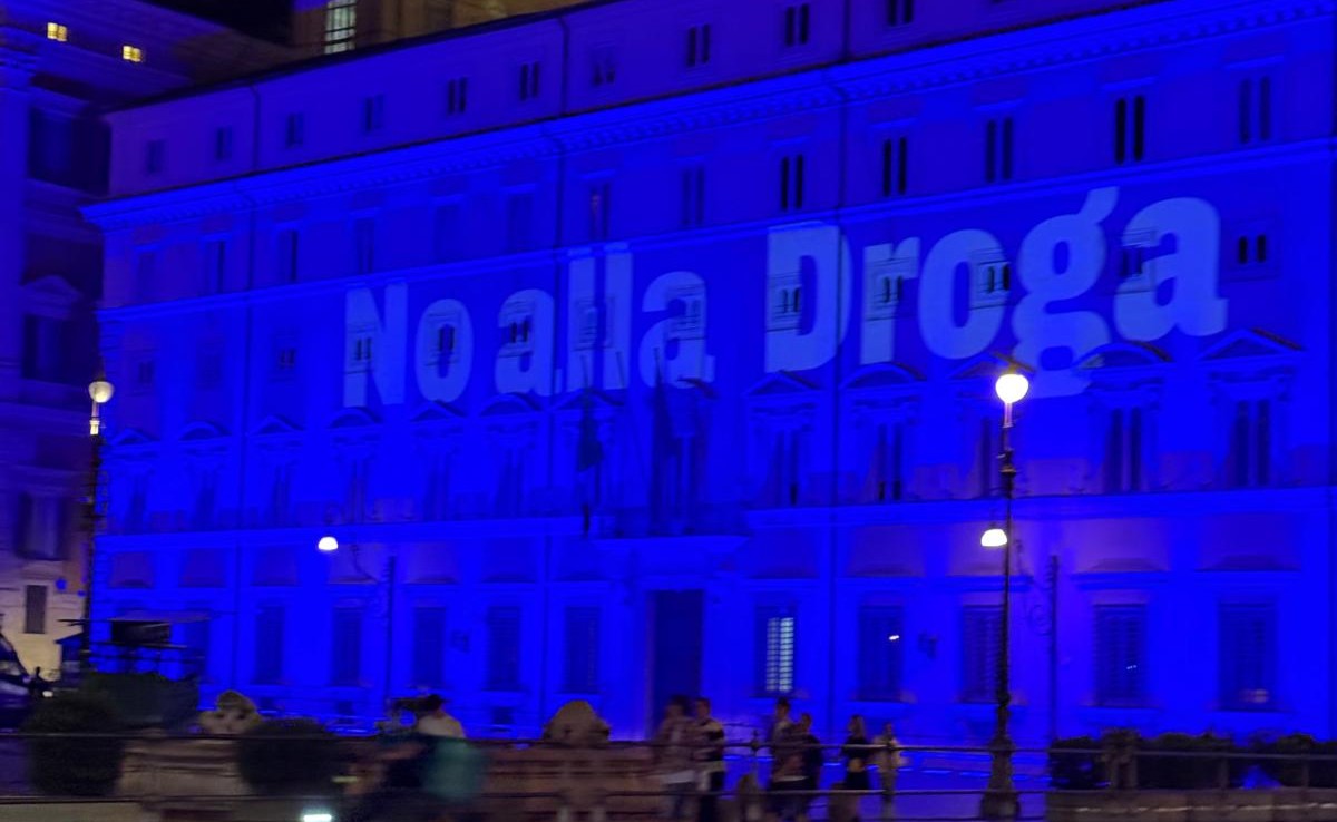 Giornata mondiale contro le droghe, Palazzo Chigi e Montecitorio si illuminano di blu Giornata mondiale contro le droghe, Palazzo Chigi e Montecitorio si illuminano di blu