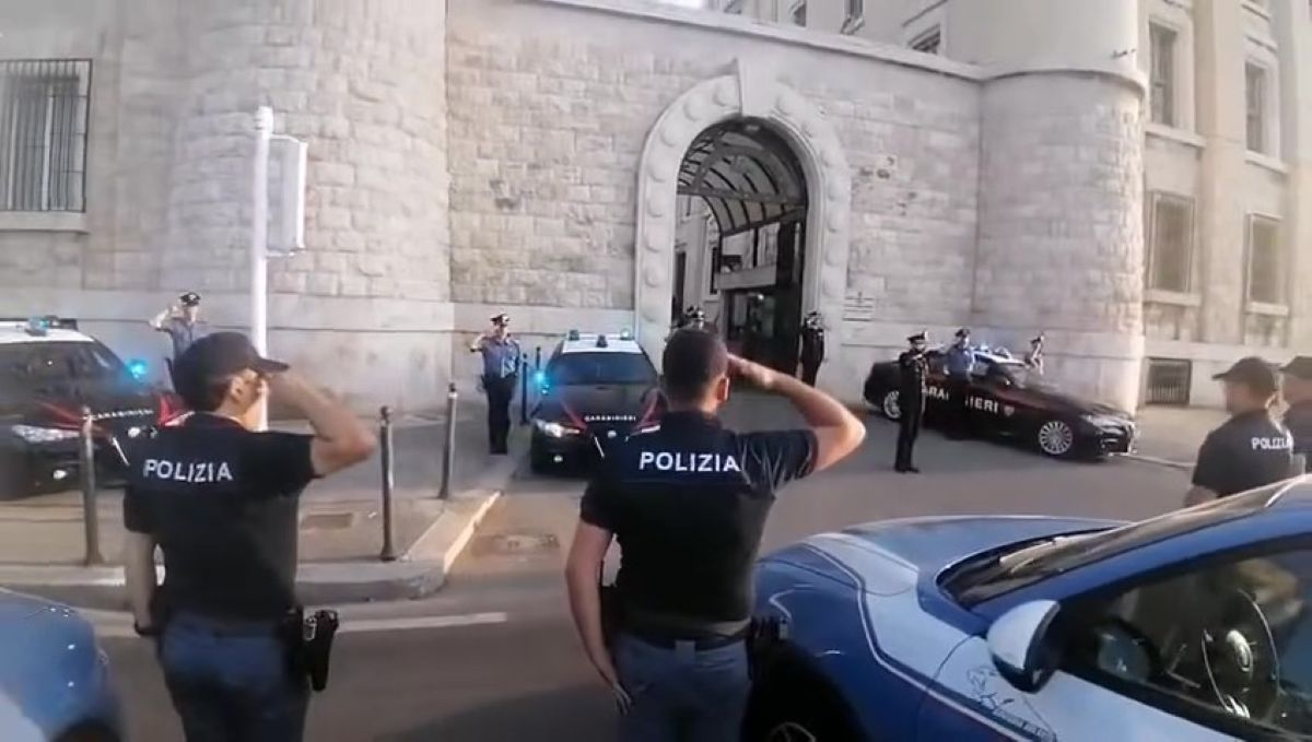 Galleria foto 'Carlo Legrottaglie, il commovente omaggio della Polizia al Comando regionale dei Carabinieri Puglia – VIDEO' - foto 1