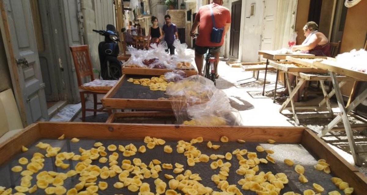 Bari, ancora caos per le orecchiette: «Vademecum? La situazione sta degenerando» Bari, ancora caos per le orecchiette: «Vademecum? La situazione sta degenerando»
