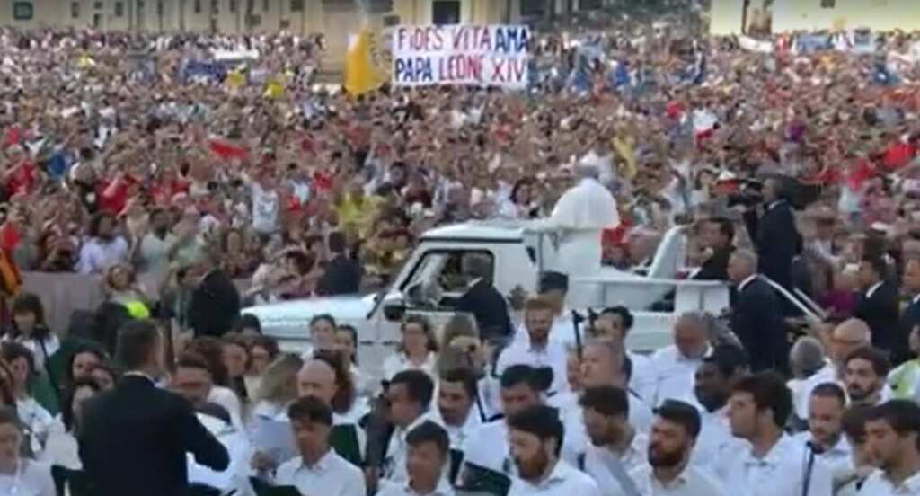 Galleria foto 'Papa Leone a San Pietro, folla e messaggi forti nella Messa di Pentecoste' - foto 2