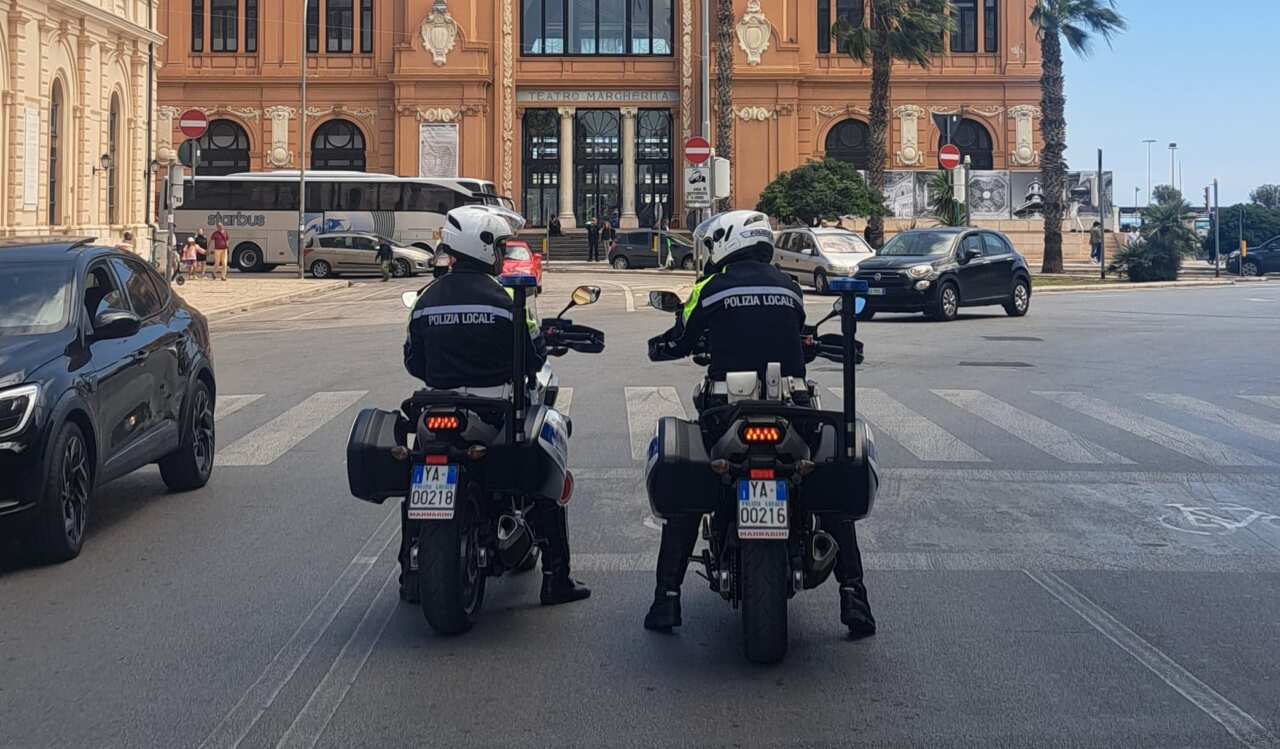 Bari, rissa tra parcheggiatori abusivi al Molo San Nicola: arrestato un 24enne, ha anche aggredito i vigili Bari, rissa tra parcheggiatori abusivi al Molo San Nicola: arrestato un 24enne, ha anche aggredito i vigili