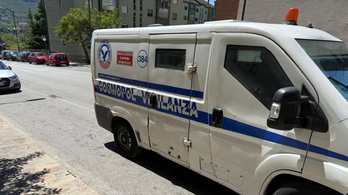 Potenza, rapina a un portavalori: i responsabili fermati dopo un inseguimento, sparati alcuni colpi Potenza, rapina a un portavalori: i responsabili fermati dopo un inseguimento, sparati alcuni colpi