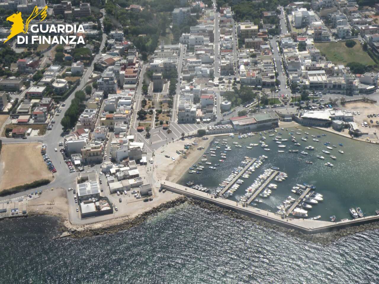 Galleria foto 'Bari, ormeggi abusivi e tonnellate di rifiuti nel porto di Torre a Mare: blitz della Guardia di finanza' - foto 1