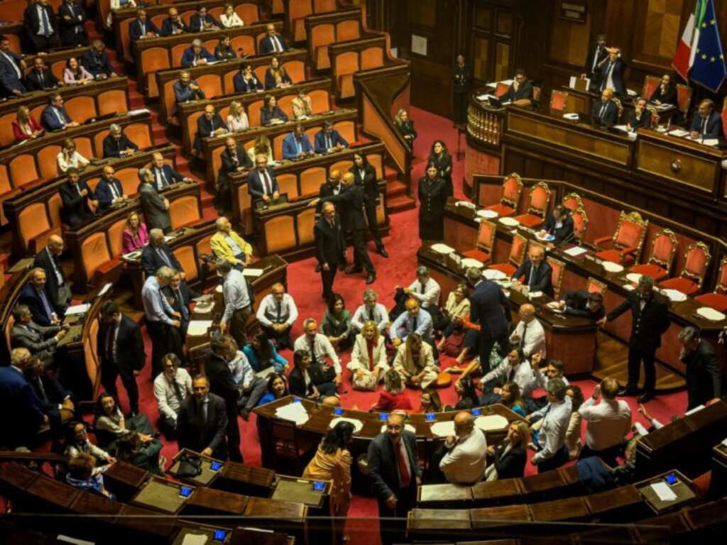 Galleria foto 'Dl Sicurezza, protesta delle opposizioni nell’aula del Senato: La Russa sospende la seduta' - foto 1