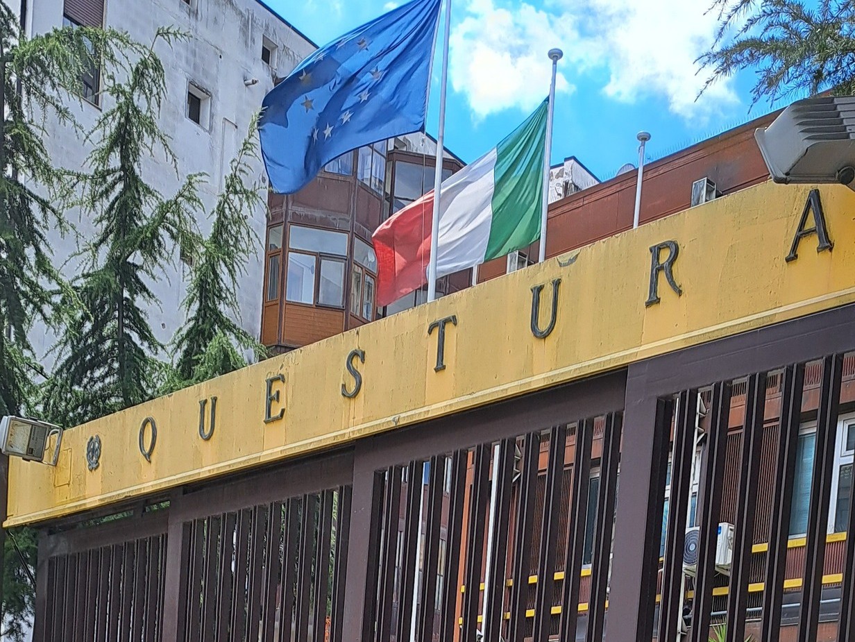 Potenza, serve bevande superalcoliche ai minori: licenza sospesa per un locale del centro Potenza, serve bevande superalcoliche ai minori: licenza sospesa per un locale del centro