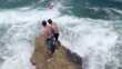 Bari, vento forte e mare agitato: due ragazzi bloccati su uno scoglio. Salvati dalla Guardia costiera – VIDEO