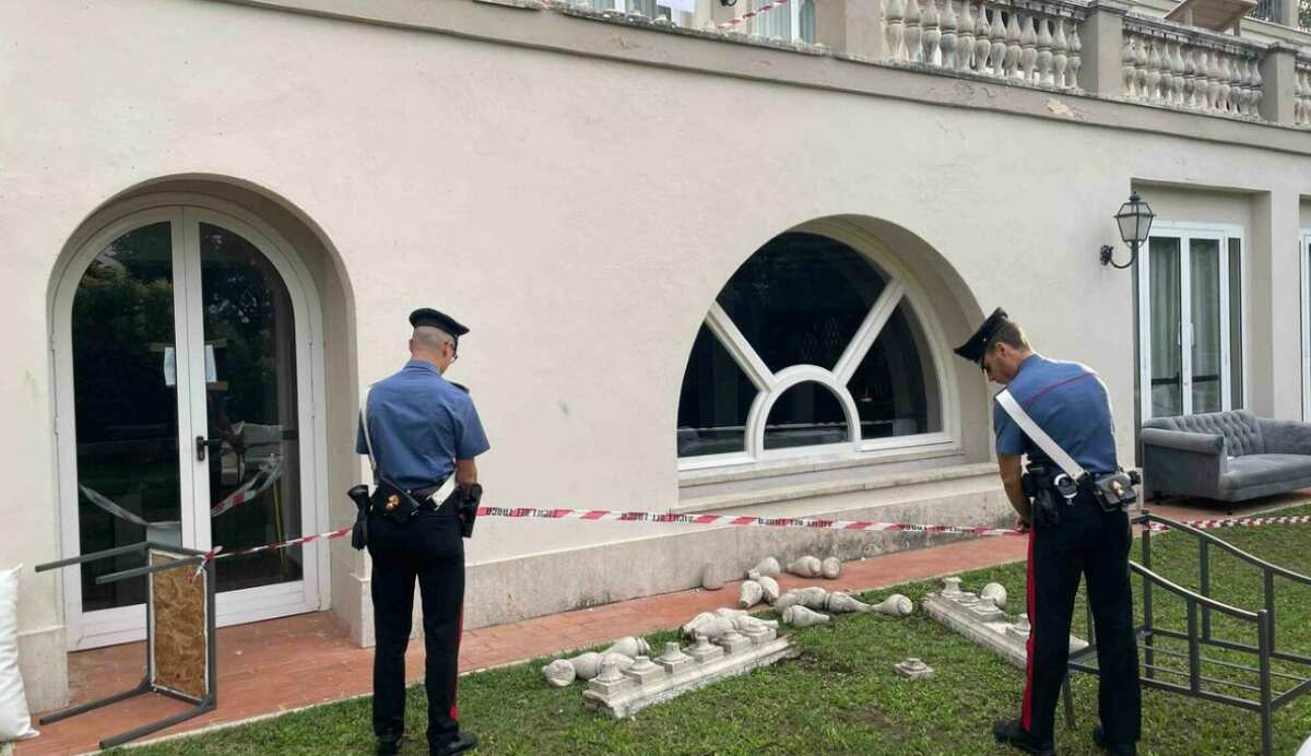 Tragedia sfiorata a Roma, sei ragazzi precipitano da cinque metri mentre si fanno un selfie: tutti feriti Tragedia sfiorata a Roma, sei ragazzi precipitano da cinque metri mentre si fanno un selfie: tutti feriti