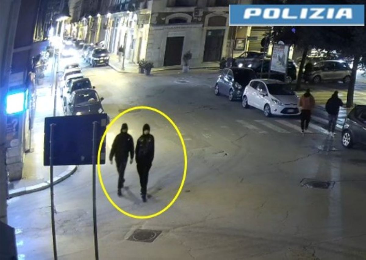 Galleria foto 'Da Andria a Barletta in bus per andare a rapinare un negozio: due 16enni finiscono in comunità' - foto 1