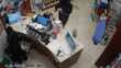 Rapina in farmacia a Monopoli, arrestato un 52enne: incastrato da una macchia sulla mano – VIDEO