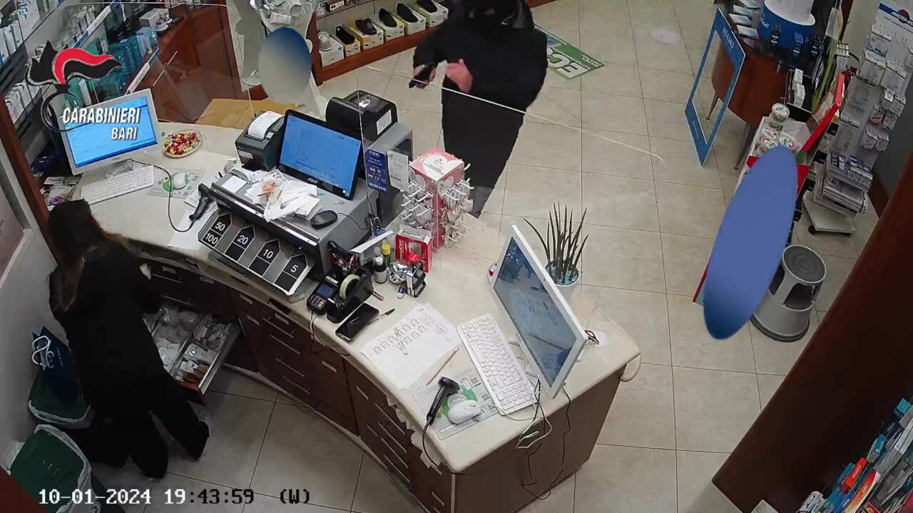 Rapina in farmacia a Monopoli, arrestato un 52enne: incastrato da una macchia sulla mano – VIDEO Rapina in farmacia a Monopoli, arrestato un 52enne: incastrato da una macchia sulla mano – VIDEO