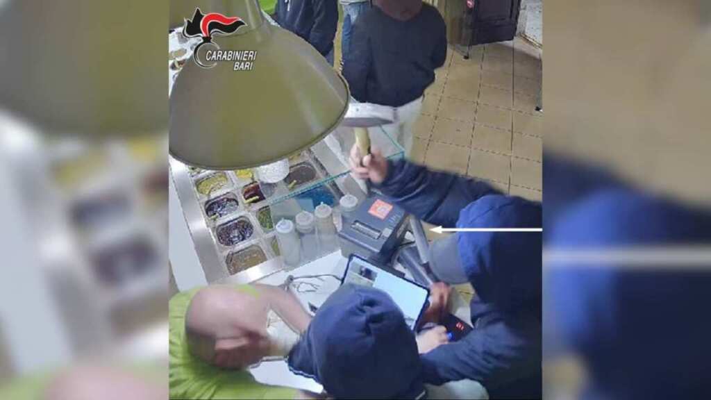 Galleria foto 'Altamura, armati di martello rapinano una yogurteria in centro: arrestati due uomini' - foto 1