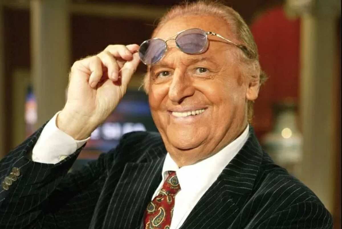 Renzo Arbore, l’anarchico gentile del varietà: gli 88 “giri” del genio pop contemporaneo Renzo Arbore, l’anarchico gentile del varietà: gli 88 “giri” del genio pop contemporaneo