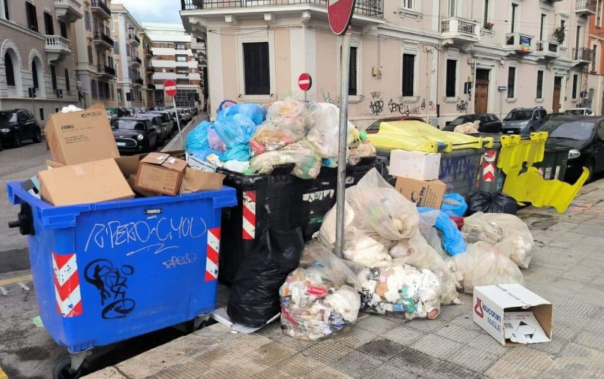 Rifiuti, Bari potenzia la raccolta: per l’estate nuove regole e controlli rigidi Rifiuti, Bari potenzia la raccolta: per l’estate nuove regole e controlli rigidi