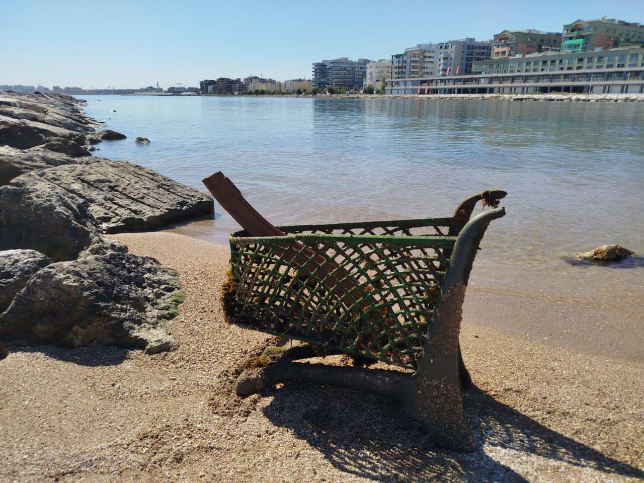Bari, spiagge e campagne ridotte a discariche: è emergenza soprattutto nelle periferie
