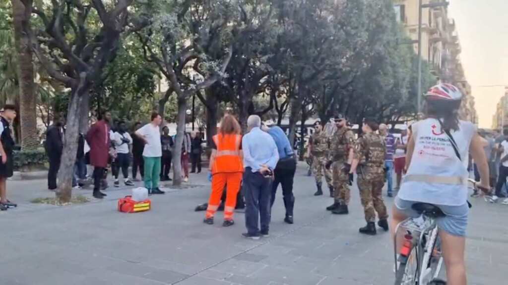 Galleria foto 'Caos in centro a Bari, scoppiano due risse tra cittadini extracomunitari: spunta anche un coltello' - foto 1