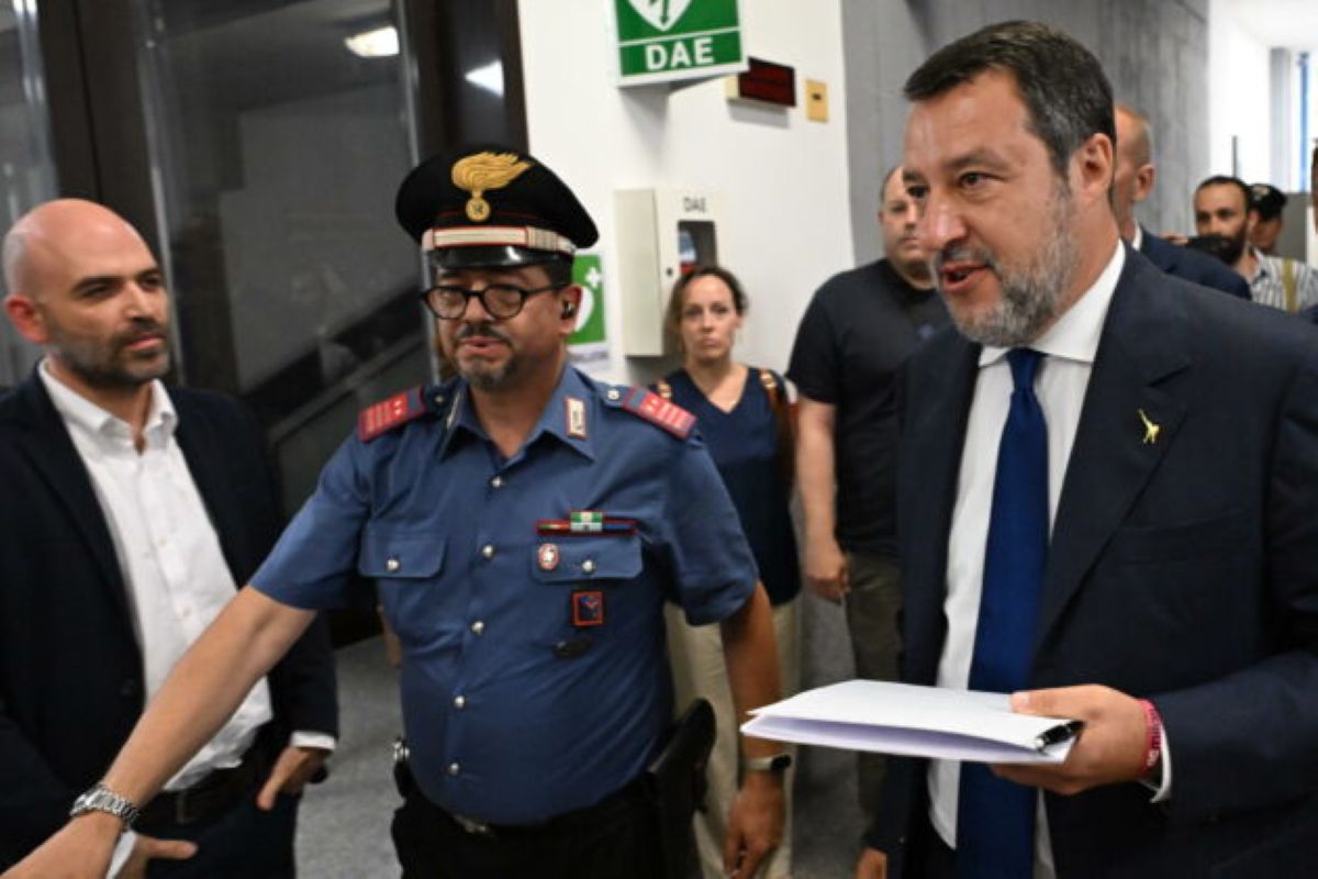 Salvini e Saviano, faccia a faccia in tribunale: il ministro dei Trasporti non ritira la querela Salvini e Saviano, faccia a faccia in tribunale: il ministro dei Trasporti non ritira la querela