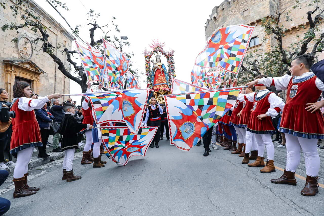 Puglia, battitura e sbandieratori: lo spettacolo “multicolor” che sfida tempo e gravità Puglia, battitura e sbandieratori: lo spettacolo “multicolor” che sfida tempo e gravità