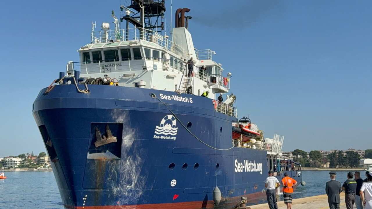 Galleria foto 'Brindisi, arrivata la nave Sea Watch con a bordo 53 migranti: «Andranno in centri di accoglienza pugliesi»' - foto 1