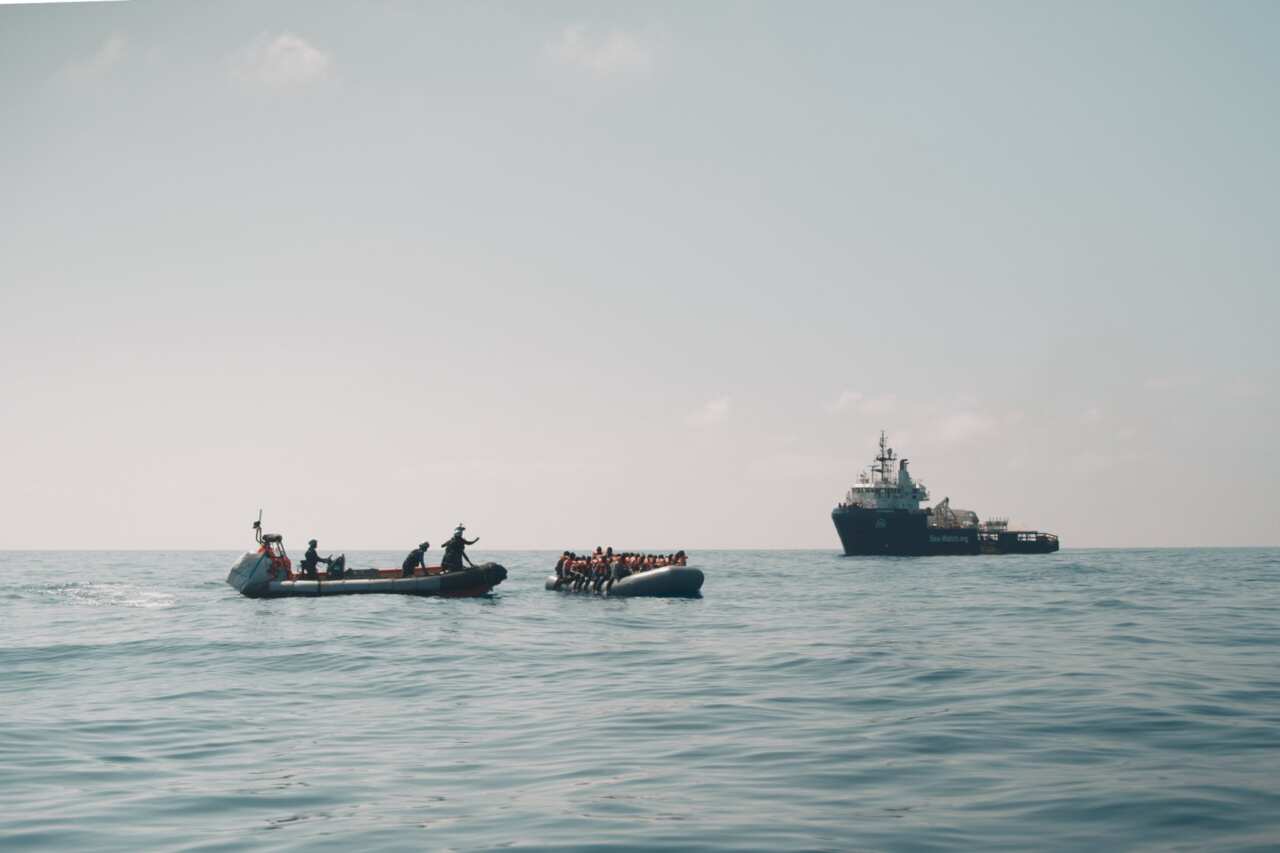 Galleria foto 'A Brindisi la nave dell’ong tedesca Sea Watch: a bordo 53 migranti, tra loro tre donne e un bimbo' - foto 1