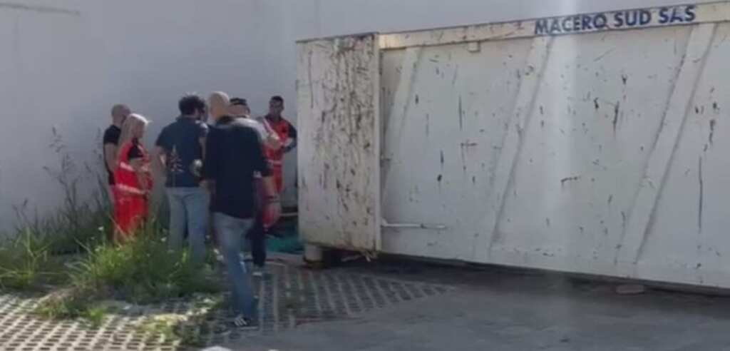 Galleria foto 'Lecce, senzatetto trovato morto vicino a un container per i rifiuti: disposta l’autopsia' - foto 1