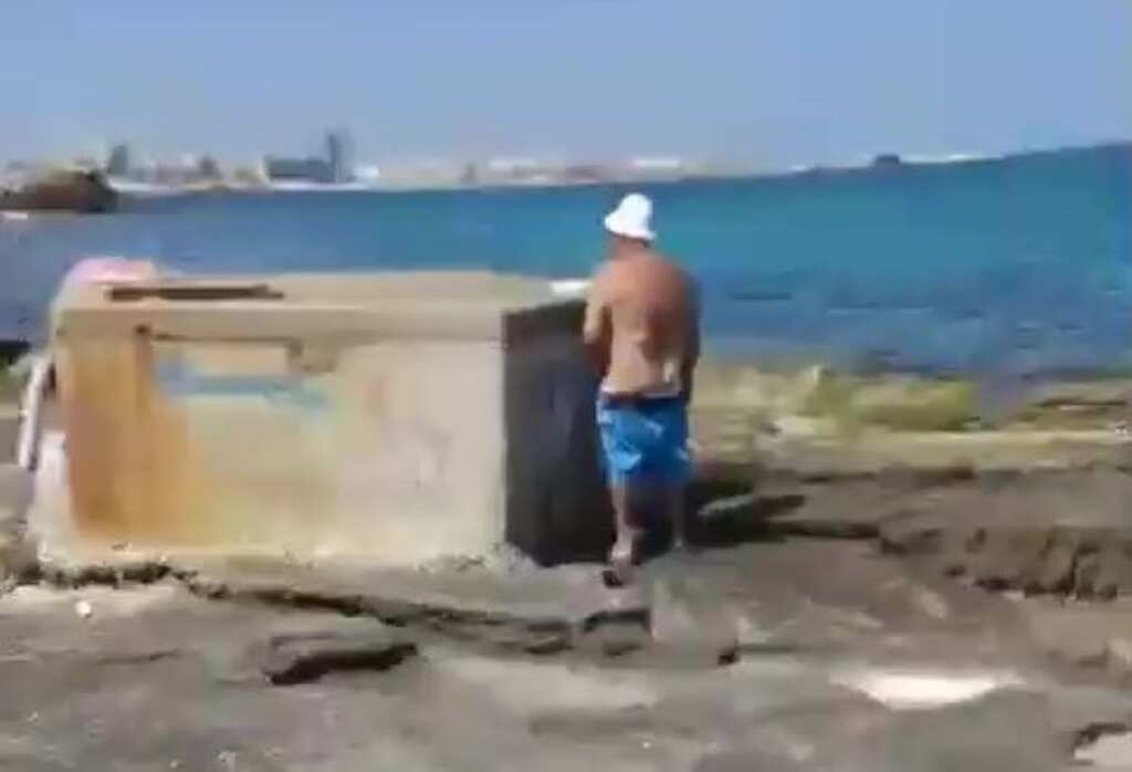 Galleria foto 'Gallipoli, 76enne si masturba davanti alle bagnanti: il video diventa virale e scatta la maxi multa' - foto 1
