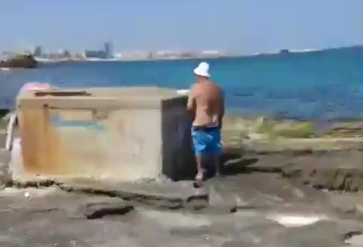 Gallipoli, 76enne si masturba davanti alle bagnanti: il video diventa virale e scatta la maxi multa Gallipoli, 76enne si masturba davanti alle bagnanti: il video diventa virale e scatta la maxi multa