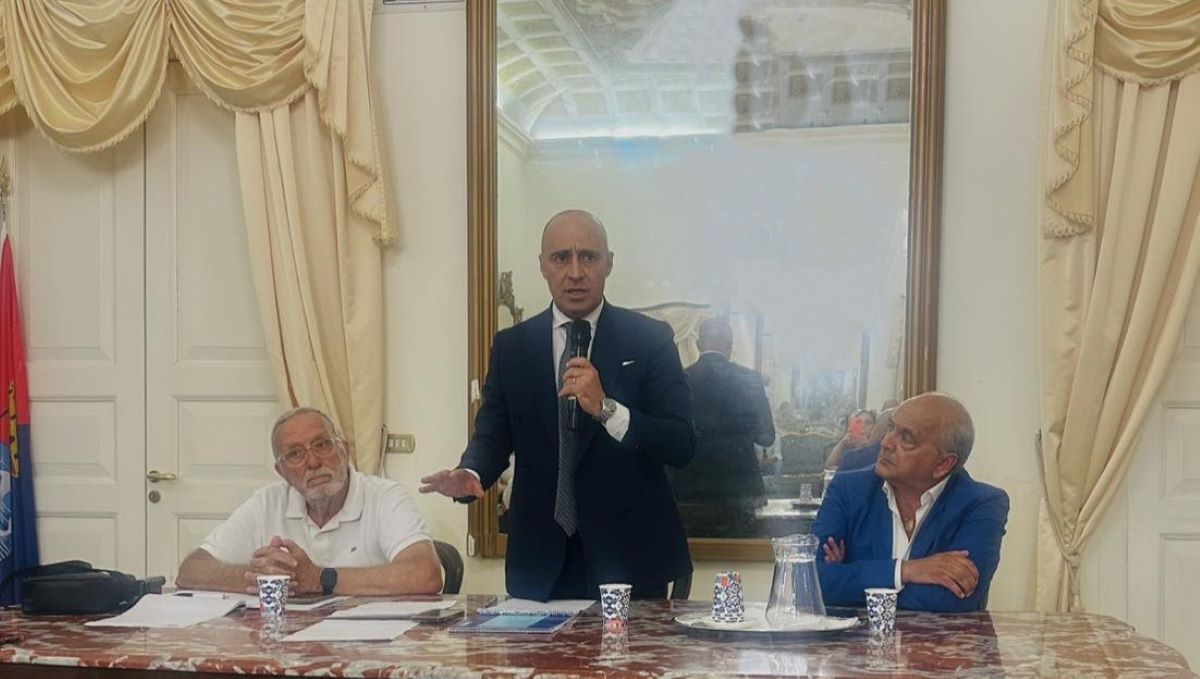 Galleria foto 'Taranto, il sindaco Bitetti al lavoro per strada. E arrivano aiuti alle famiglie' - foto 1